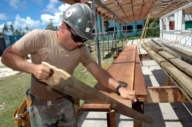 charpentier-MOUGINS-min_worker_construction_building_carpenter_male_job_build_helmet-893290